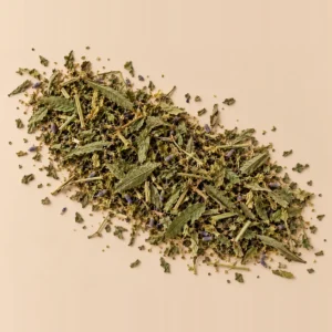 Mélange Douceur du soir : passiflore, verveine odorante et lavande en vrac sur fond crème
