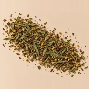 Mélange Jours de lune : gingembre, camomille, cannelle, achillée et verveine en vrac sur fond crème